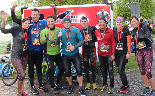 Das Team um Frank Fischer beim Hindernislauf in Bühlertann